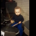 2-åring spelar The Pretender av Foo Fighters på trummor