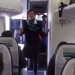 Flygvärdinna bjuder på dansuppvisning