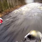 Snöskoter på vatten uppför fors