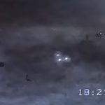 Tre lysande punkter i triangel över Persiska viken vid skymningen.