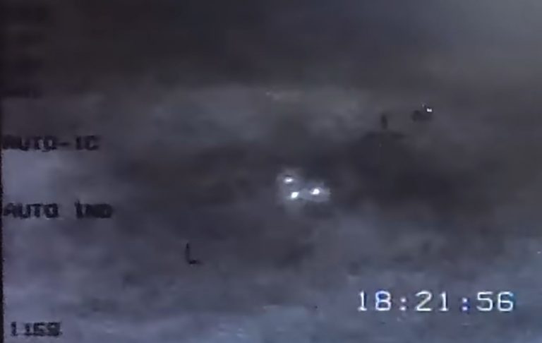 Tre lysande punkter i triangel över Persiska viken vid skymningen.