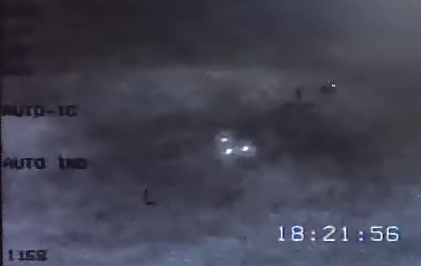 Tre lysande punkter i triangel över Persiska viken vid skymningen.