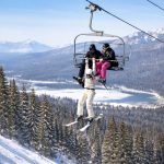 Skidåkare hängde under stollift