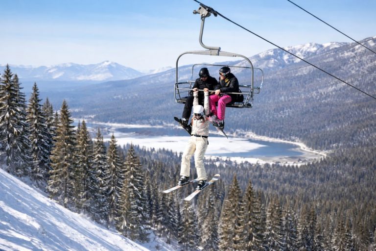 Skidåkare hängde under stollift